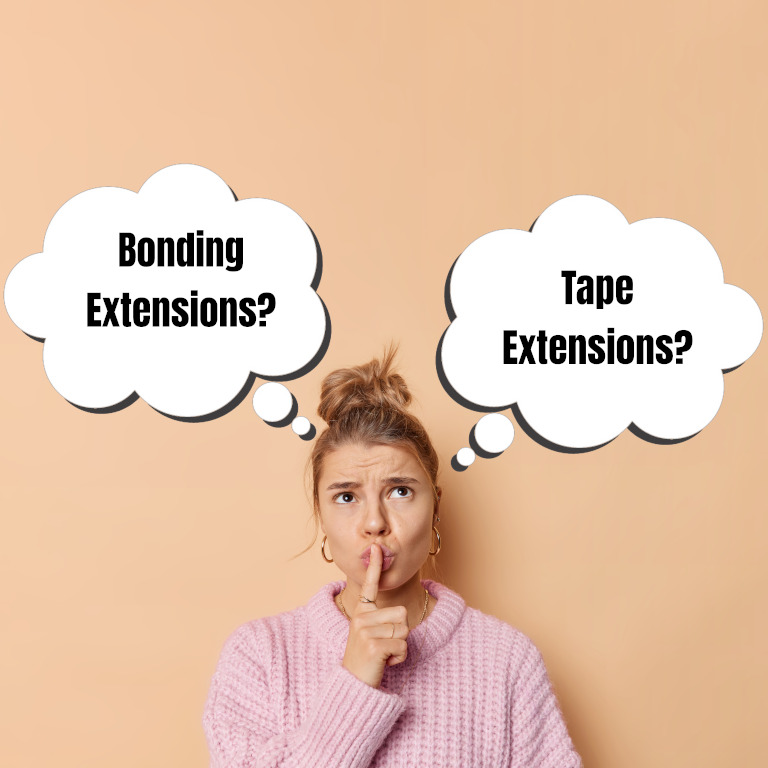 Frau fragt sich, welche Haarverlängerungsmethode sie nutzen sollte – Tapes oder Bondings.